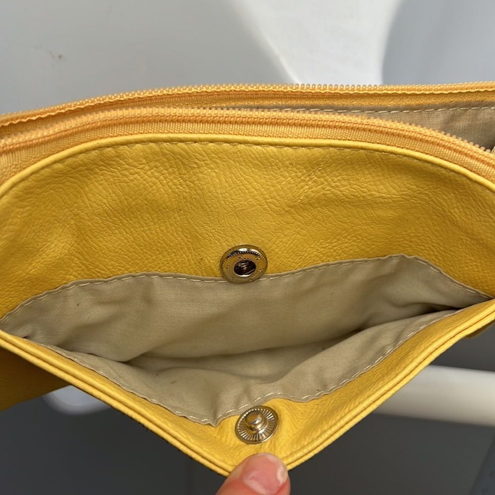 Follow Me Handbag   - Picture 2 of 9